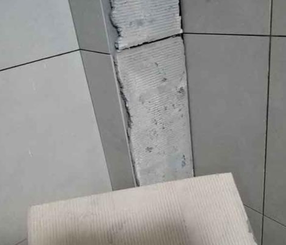 张北瓷砖空鼓维修公司分享下厨房瓷砖脱落的补救措施。